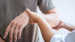 Formicolio mano sinistra: cosa significa, perché accade e come intervenire (sport e fisioterapia)