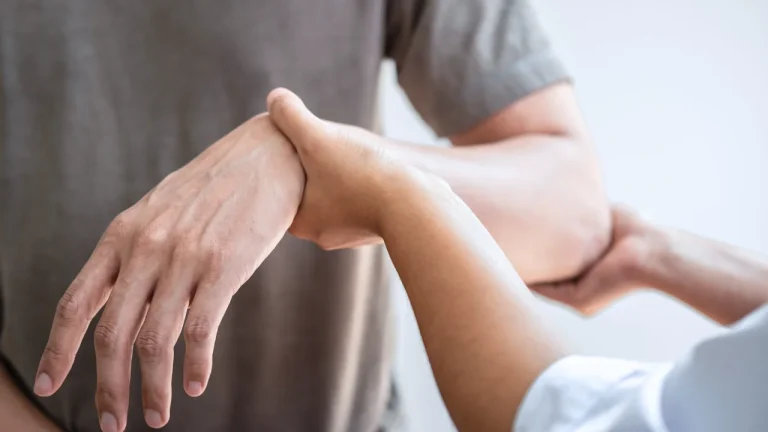 Formicolio mano sinistra: cosa significa, perché accade e come intervenire (sport e fisioterapia)