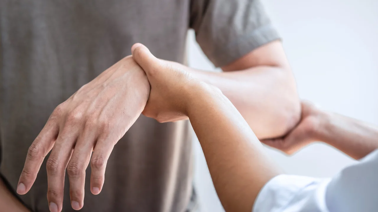 Formicolio mano sinistra: cosa significa, perché accade e come intervenire (sport e fisioterapia)